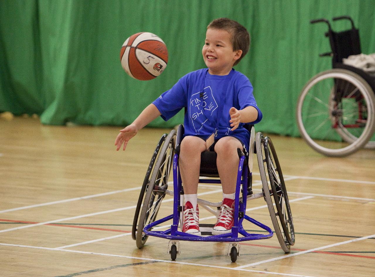 Ребенок является инвалидом детства. Дети инвалиды. Люди с ограниченными возможностями. Дети с ОВЗ. Дети инвалиды в спорте.