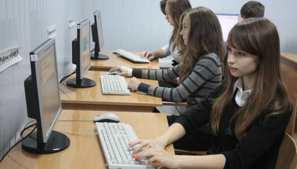 школьники в современной школе. блокировать школу. школа будущего ученики. ученики в классе. современный ученик.