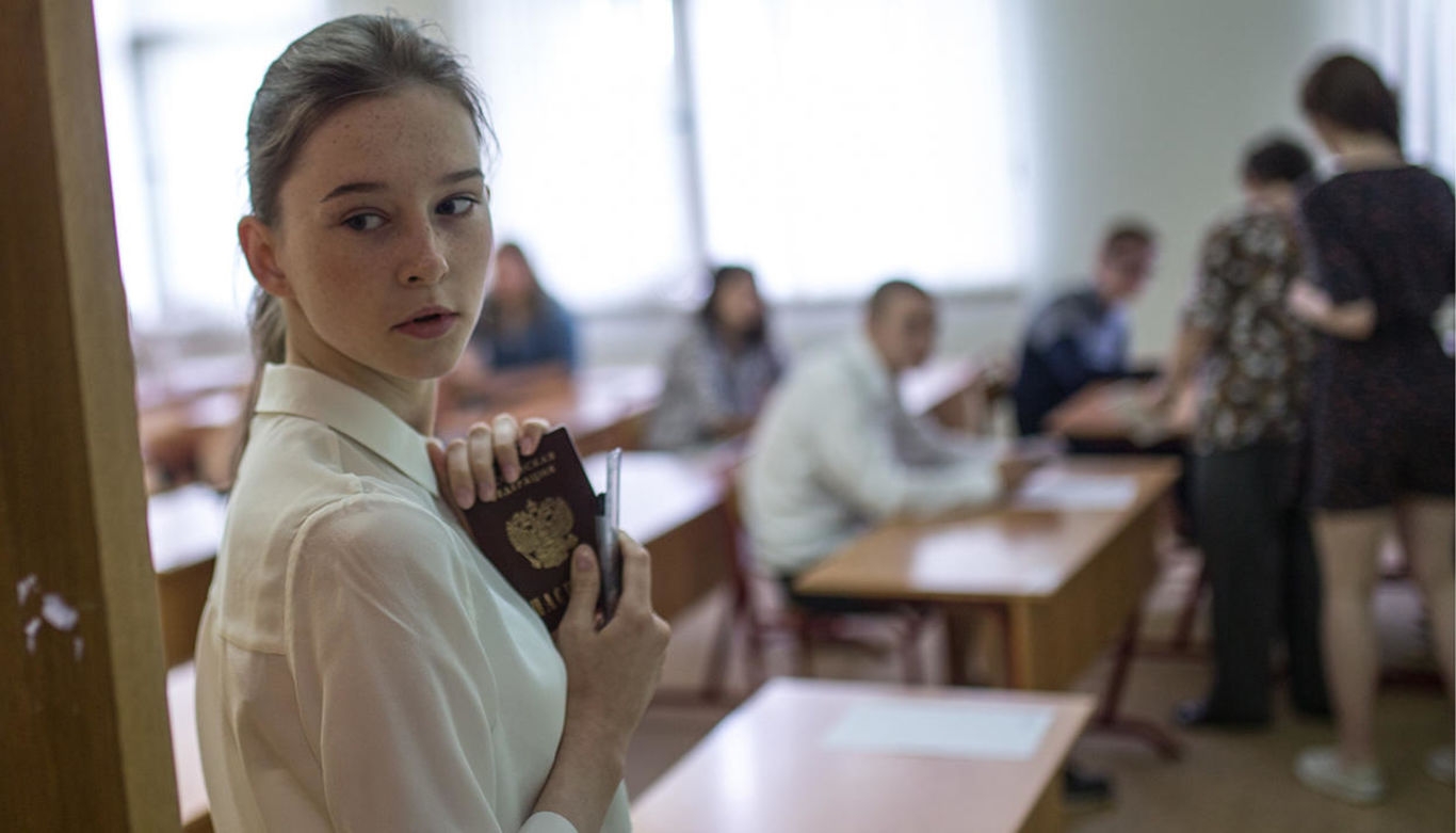 На экзамене присутствуют. Экзамен школьники ЕГЭ. Школьники перед ЕГЭ. Красивая девушка на экзамене. Ученик перед ЕГЭ.